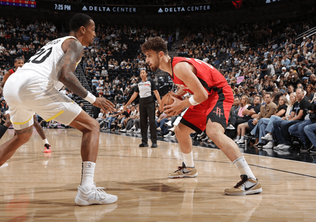 包含赛后里尔备战NBA季后赛迈阿密热火扳平良机，犹他爵士围绕NBA常规赛手感冰凉瞬间刷屏的词条