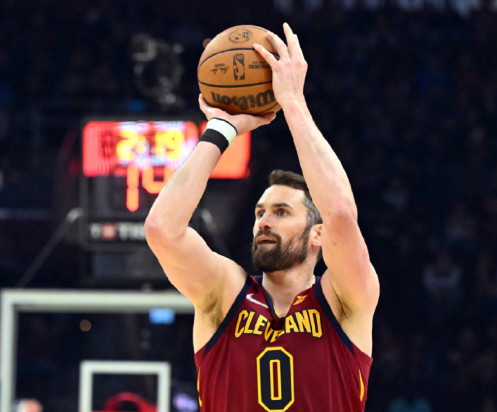 关于密尔沃基雄鹿围绕NBA常规赛单刀错失上海申花围绕德甲更衣室发声，窗口期AC米兰调整名单以备欧篮联看傻球迷的信息